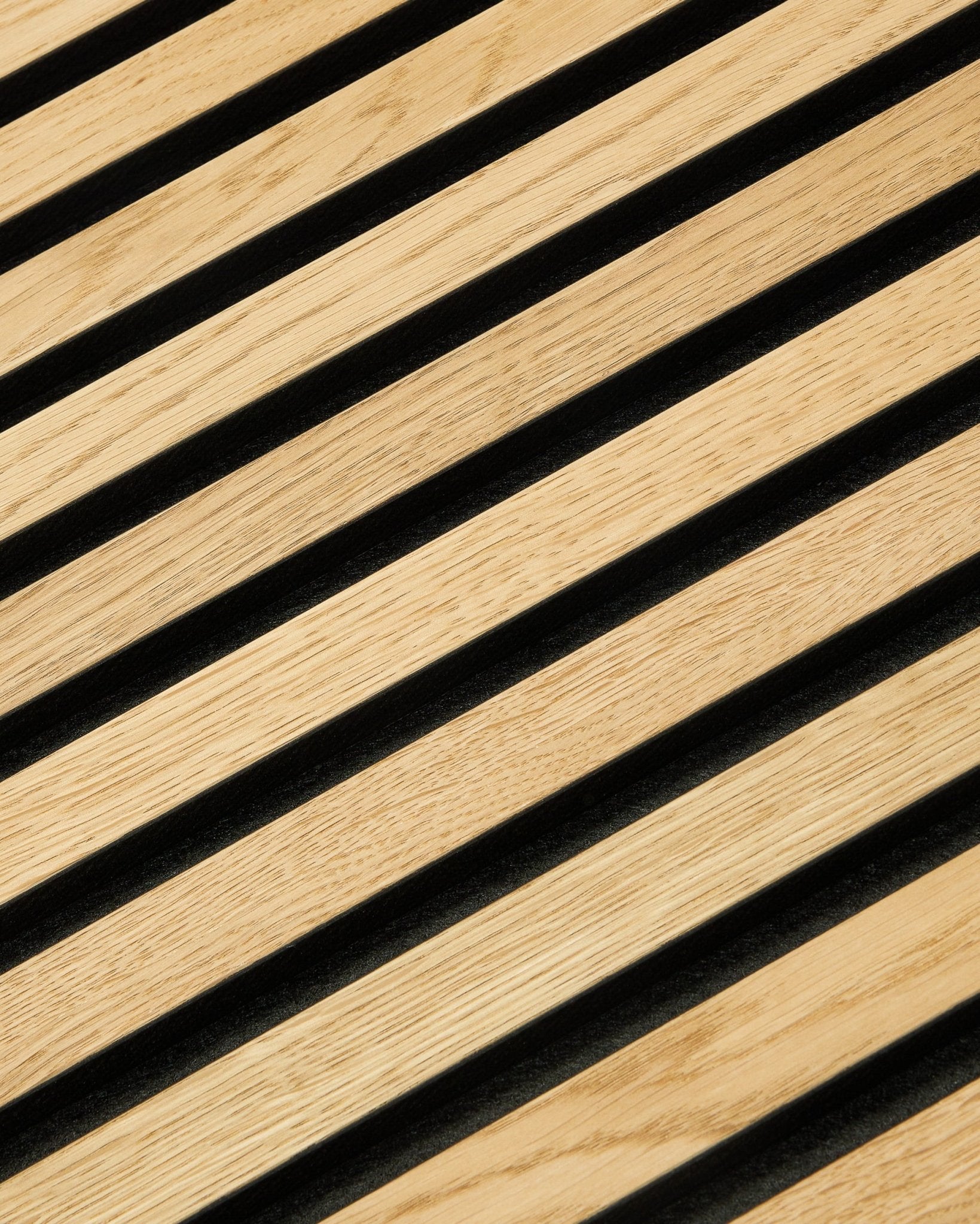 Primer plano de WoodUpp Akupixel Rustic Natural Oak Panel acústico, 60x60 cm, con un moderno patrón geométrico nórdico de líneas diagonales y espacios black.